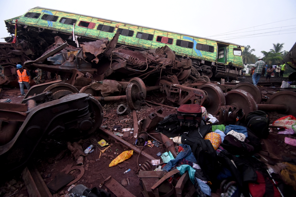 Поне 288 души загинаха при тежката катастрофа между два влака в Индия, спасителната акция приключи