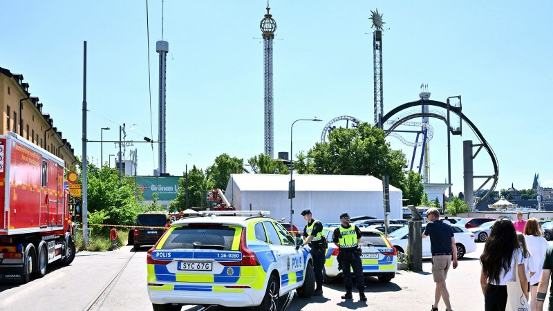 Влакче в увеселителен парк в Швеция падна от голяма височина и причини смъртта на един човек