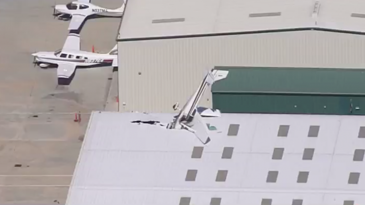 Малък самолет катастрофира в хангар на летище в Калифорния
