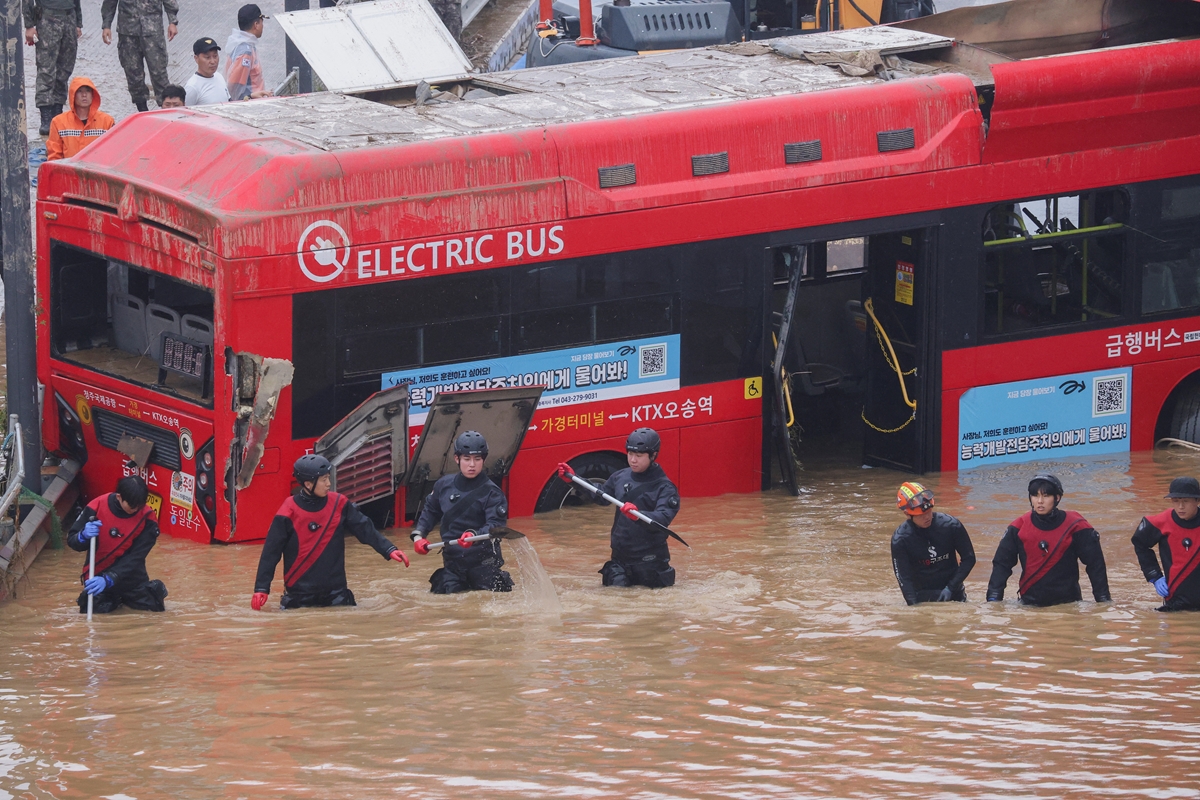 Броят на загиналите при наводнения в Южна Корея се увеличава