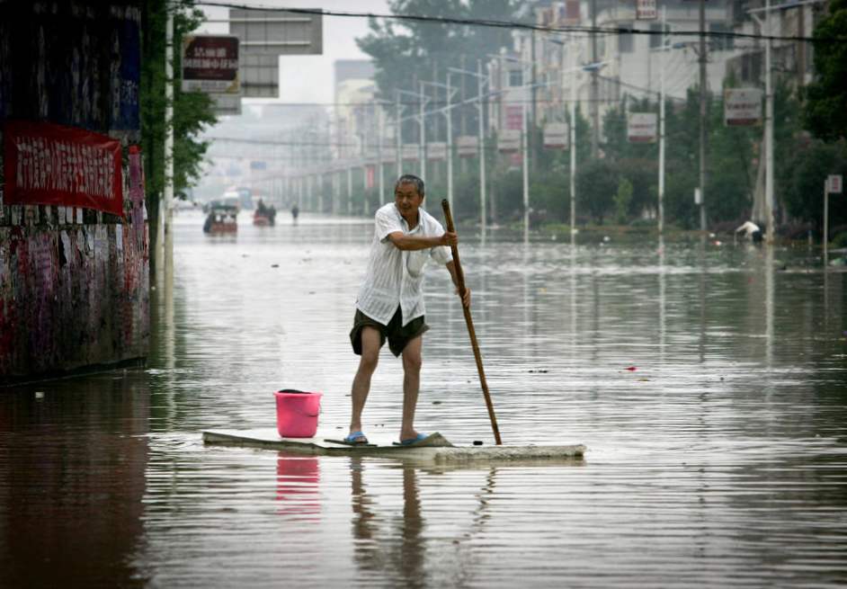 Поне 15 души изгубиха живота си при наводнения в Китай