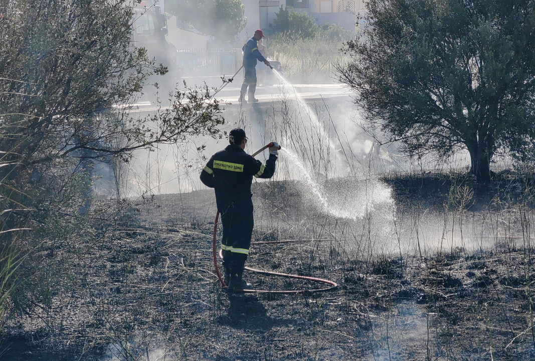 Гръцките огнеборци продължават да се борят с пожари