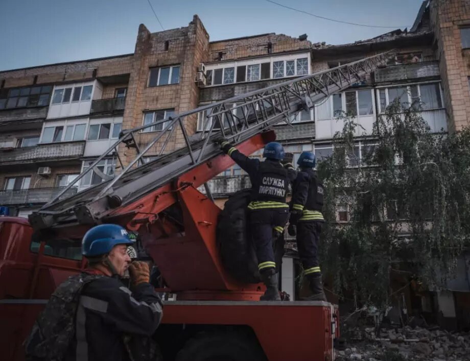 Поне девет души пострадаха при руски ракетен удар по град Днепър