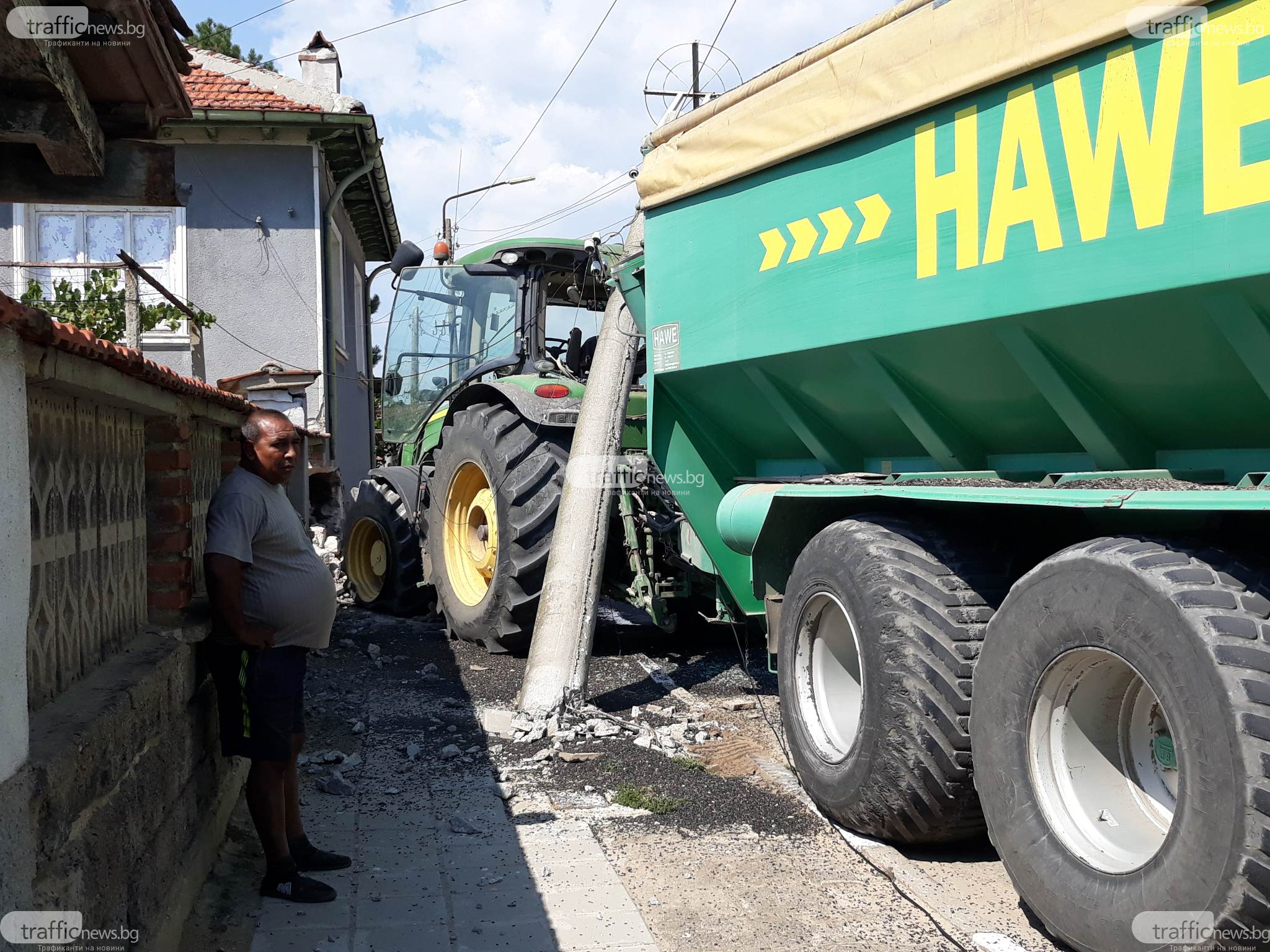 Трактор помете къща в село Чоба, отнасяйки стена