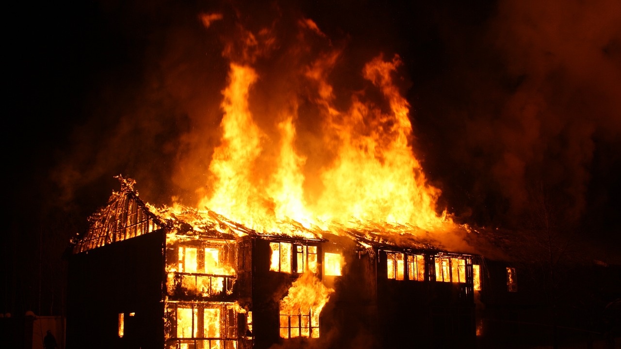 Задържаха мъж, подпалил къща на своя съседка в Бургас