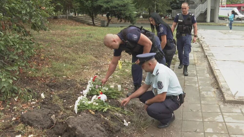 Монтират паметна плоча на убитите от автобус с мигранти полицейски служители в Бургас