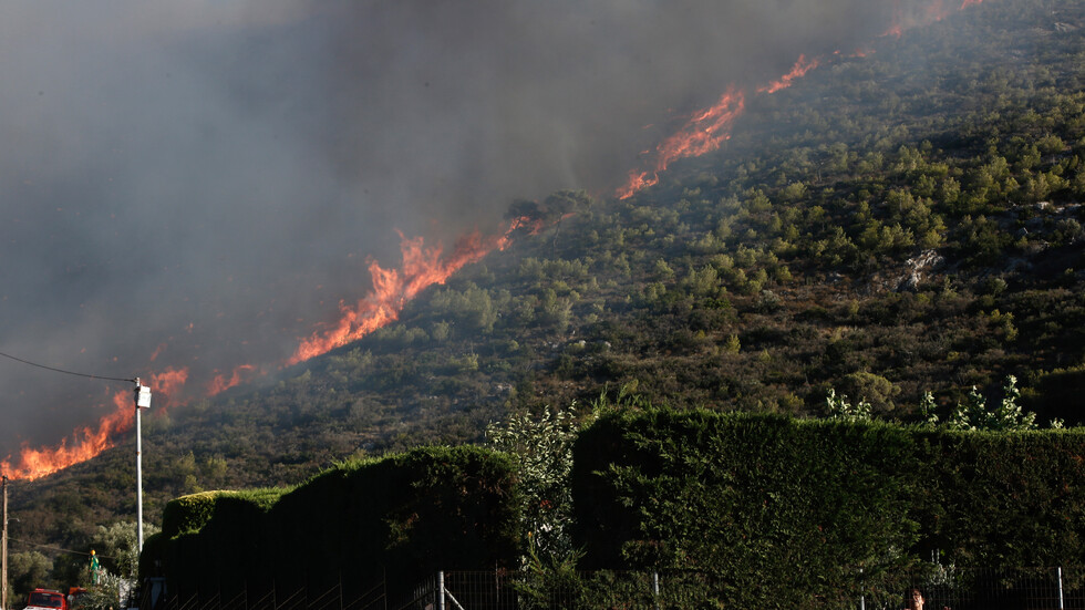 Продължава борбата с горските пожари в Гърция