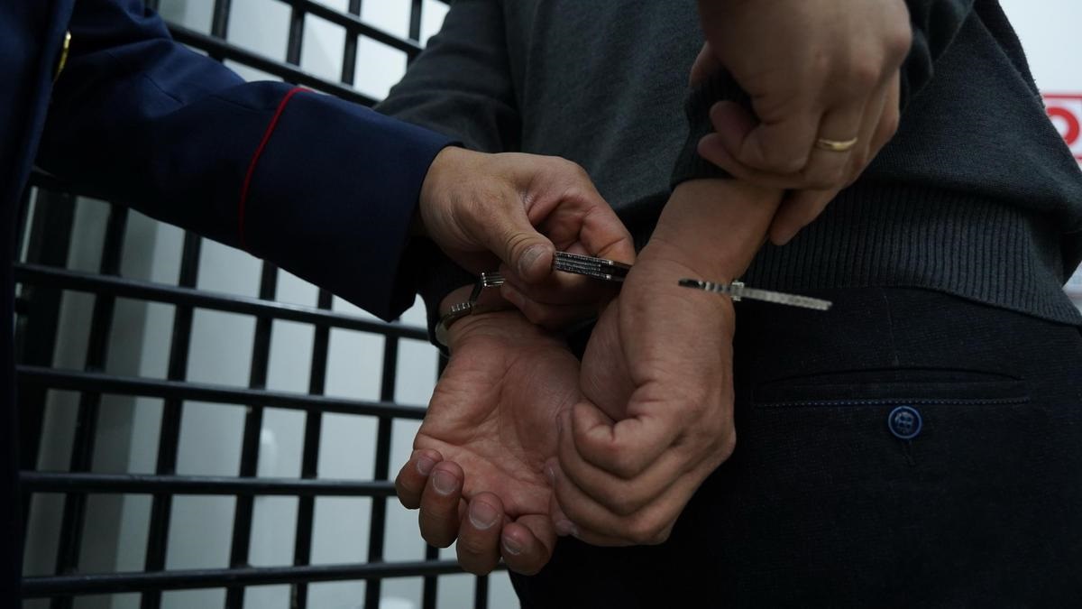 Арест за младеж от Бобов дол, извършил грабеж над възрастен мъж