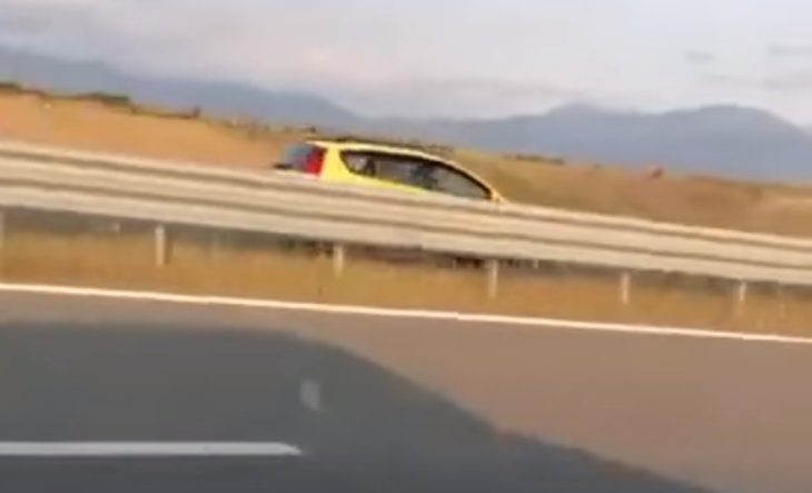 Заснеха лек автомобил в насрещното платно на магистрала "Струма"