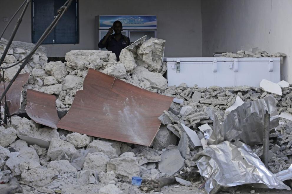 Поне 16 души загинаха при самоубийствен атентат в Сомалия