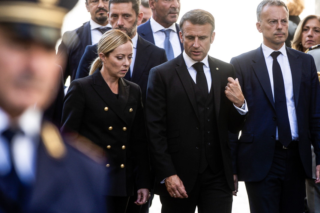 Еманюел Макрон свика кризисна среща поради напрежението във Франция