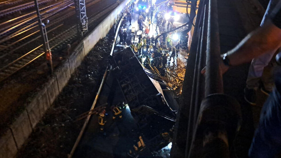 Автобус падна от естакада в Северна Италия, има поне 21 жертви
