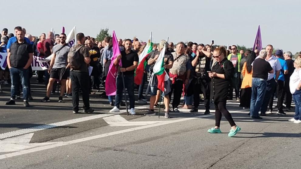 Протест в село Караджово срещу преминаването на тежкотоварни камиони