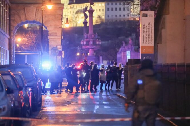 14 загинали след масова стрелба в Прага