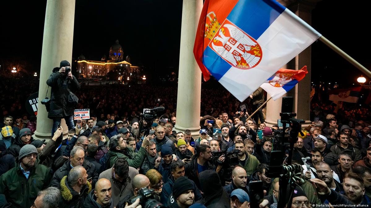 Ранени и арестувани при протестите в Сърбия