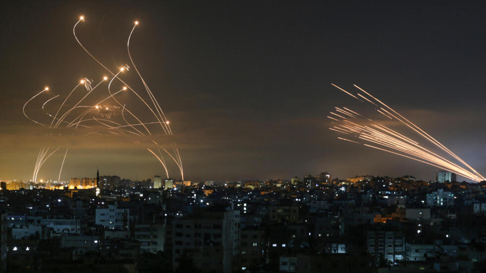 Израел сваля почти всички ракети, с които Иран атакува страната