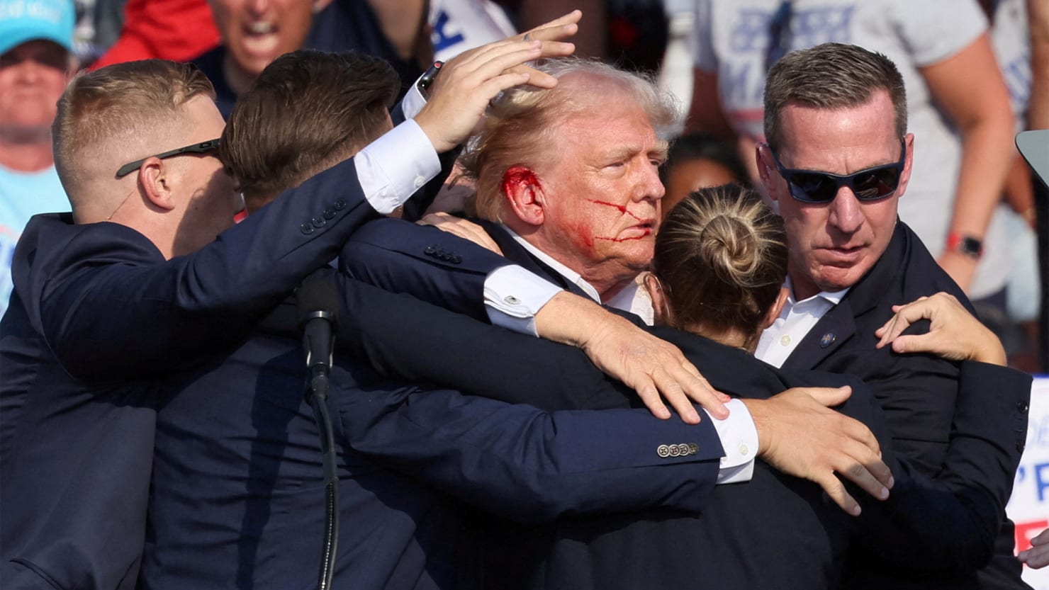 Donald Trump sangra por la oreja rodeado de guardias de seguridad tras recibir un disparo