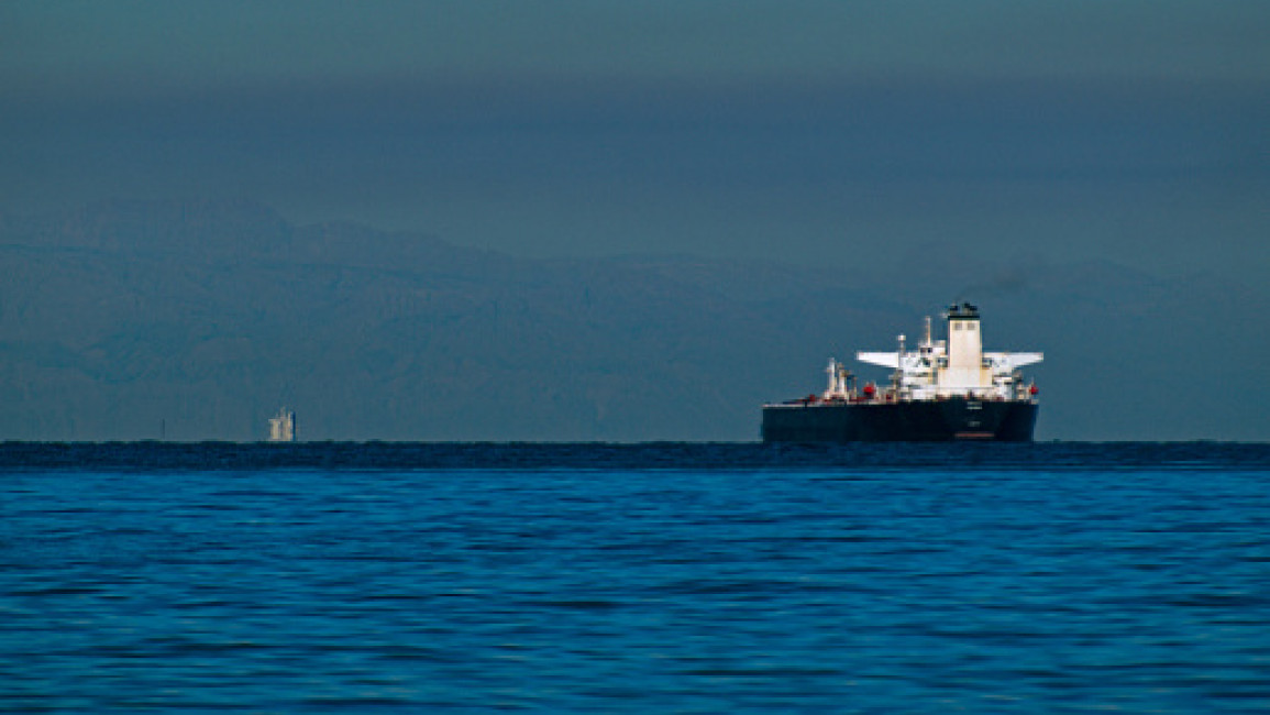 Спасяват 29 моряци от нападнат танкер в Червено море