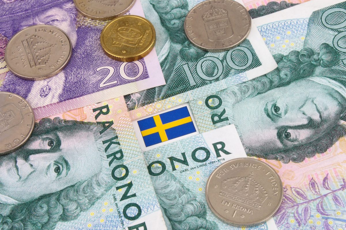 Swedish krona and the Swedish flag