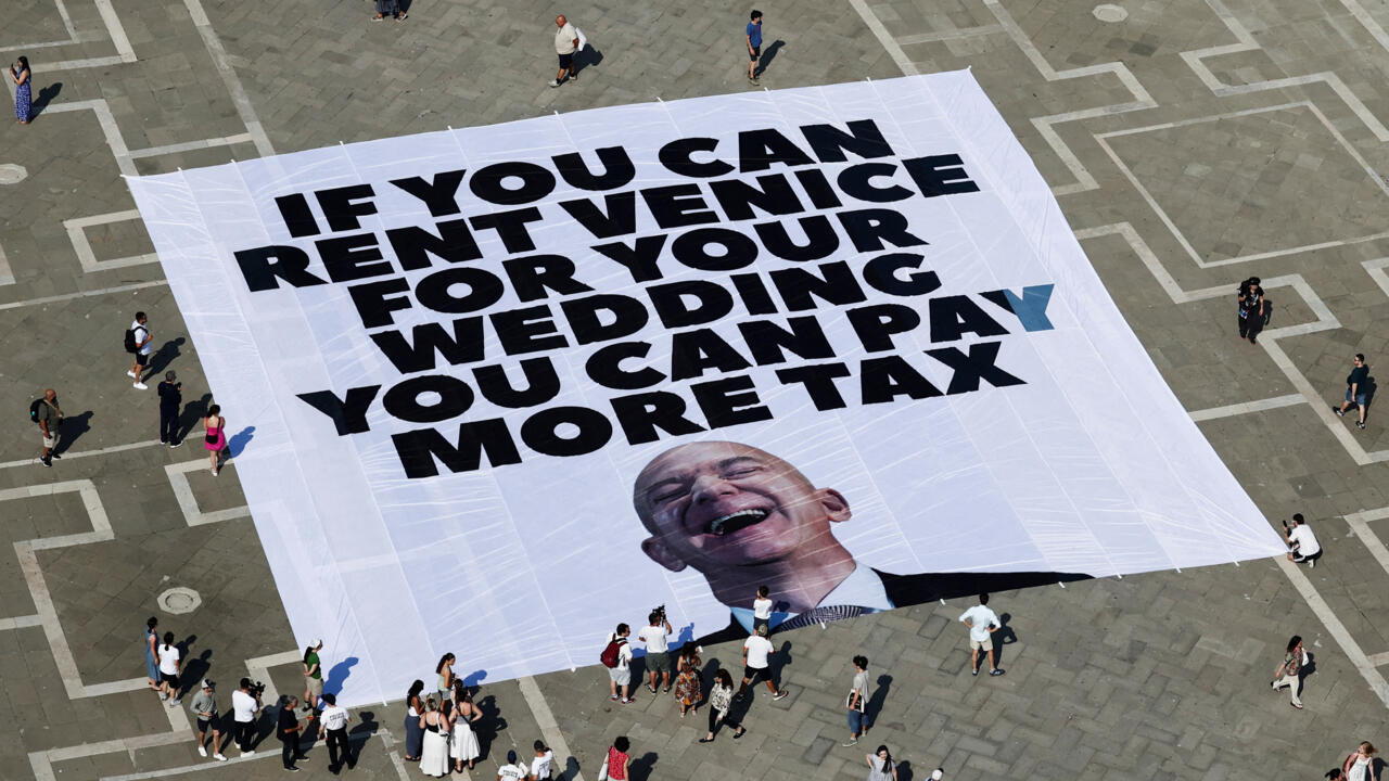 2025-06-23T140854Z-1182961917-RC288FAZOMES-RTRMADP-3-PEOPLE-BEZOS-WEDDING-PROTEST
