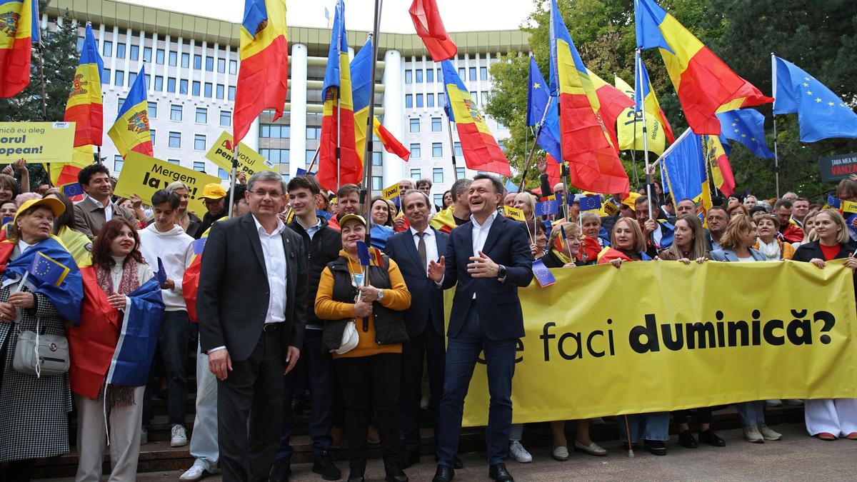 2025-09-26T164643Z_454638942_RC2QZGALEG3G_RTRMADP_3_MOLDOVA-ELECTION