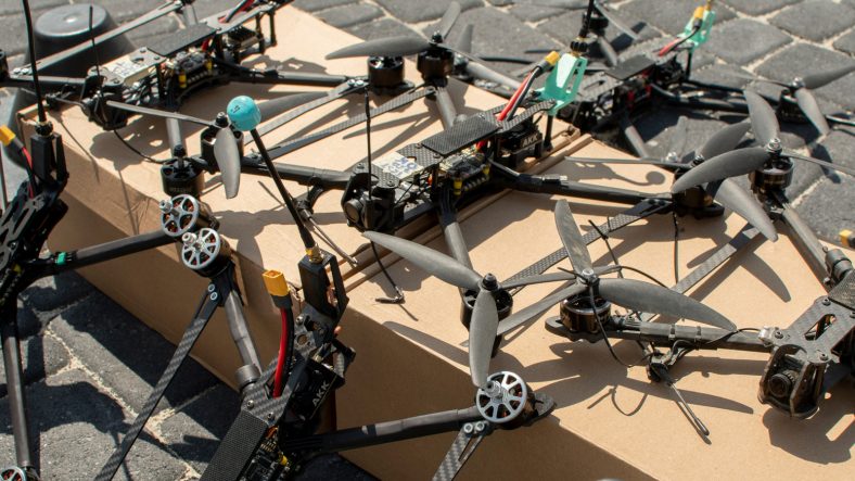 dronove komunikirat v zoni bez signal