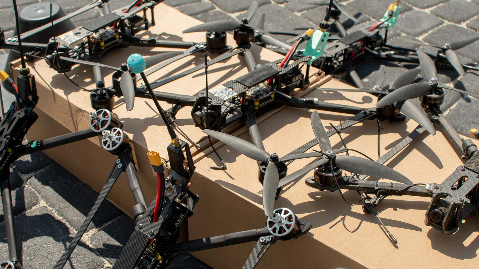 dronove komunikirat v zoni bez signal